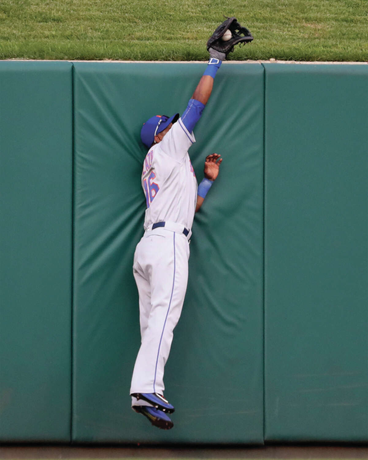 Mets center fielder Alejandro De Aza makes a leaping grab at the wall to rob the Cardinals’ Matt Carpenter in the first inning Thursday night at Busch Stadium.