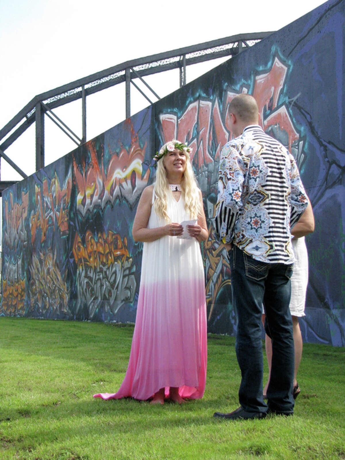 Kasey Bergh and Henry Glendening married on June 27, 2015, three years after they met, in front of a graffiti-covered wall near the St. Louis riverfront. (Lisa Schmitz/TNS)