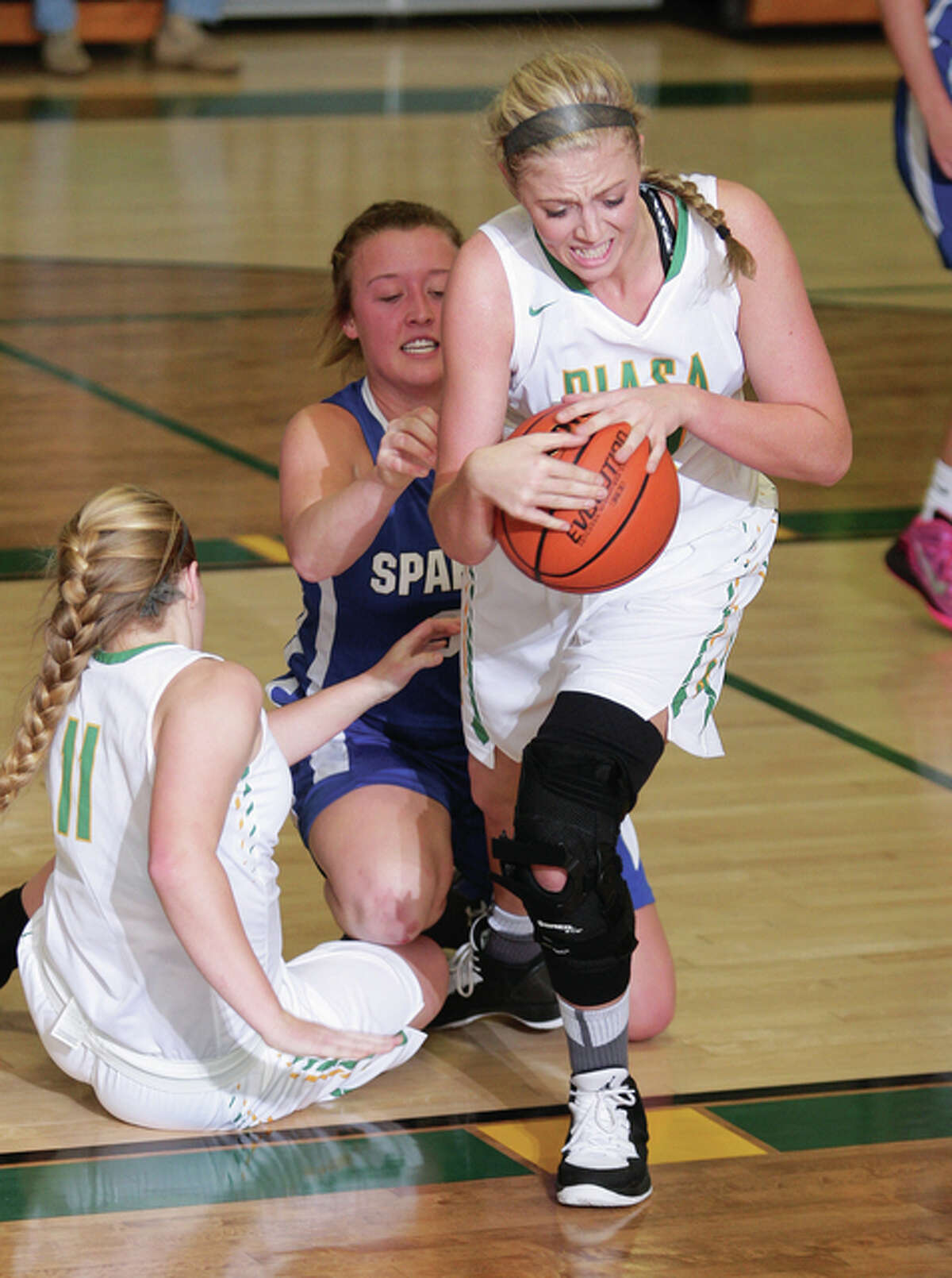 Southwestern’s Kelsey Rhoades (right) steps in to take a loose ball away from North Greene’s Makendra Jennings (middle) and the Piasa Birds’ Mackenzie Wolff during Tuesday night’s nonconference girls basketball game in Piasa.