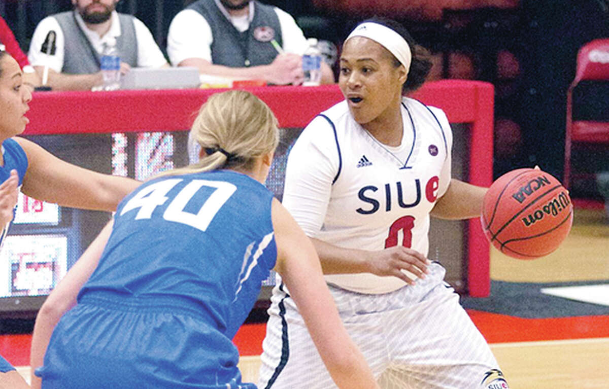 Shronda Butts, right, scored 26 points to lead SIUE to a New Year’s Eve victory over Jacksonville State in Jacksonville, Alabama
