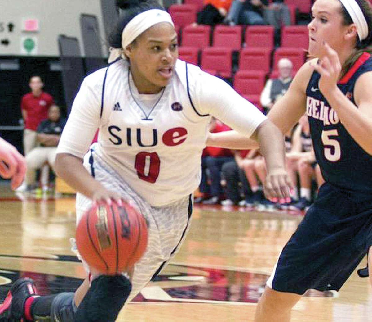 Shronda Butts (0) led SIUE with 32 points in the Cougars’ win over Belmont Tuesday night at the Vadalabene Center.