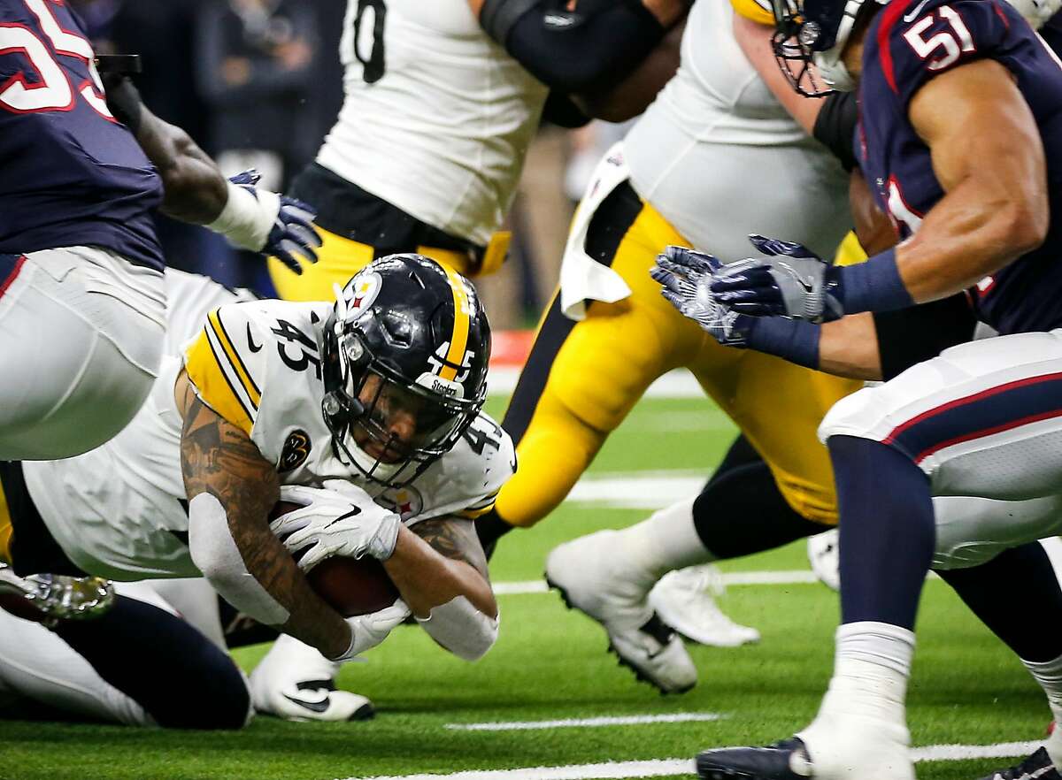 Pittsburgh Steelers fullback Roosevelt Nix-Jones (45) dives into the end zone for a 1-yard touchdown run against the Houston Texans during the second quarter of an NFL football game at NRG Stadium on Monday, Dec. 25, 2017, in Houston. ( Brett Coomer / Houston Chronicle )