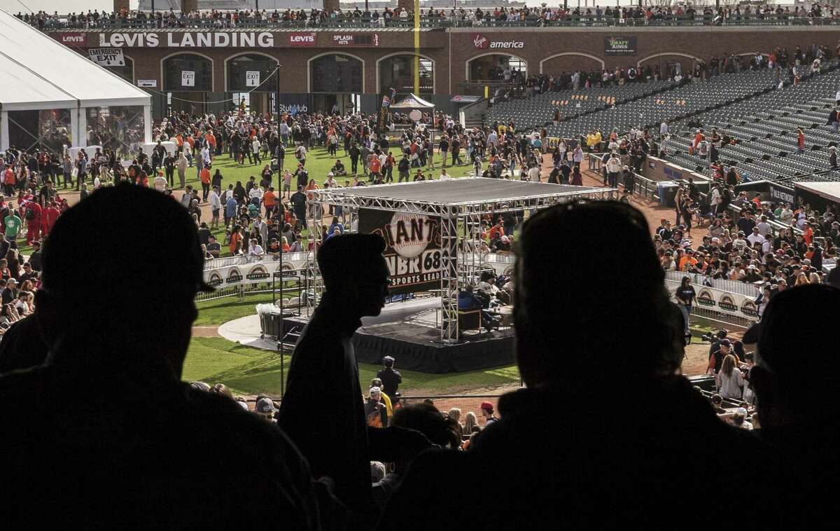 E-40 hypes up Giants fans at Oracle Park: 'Beat LA!'