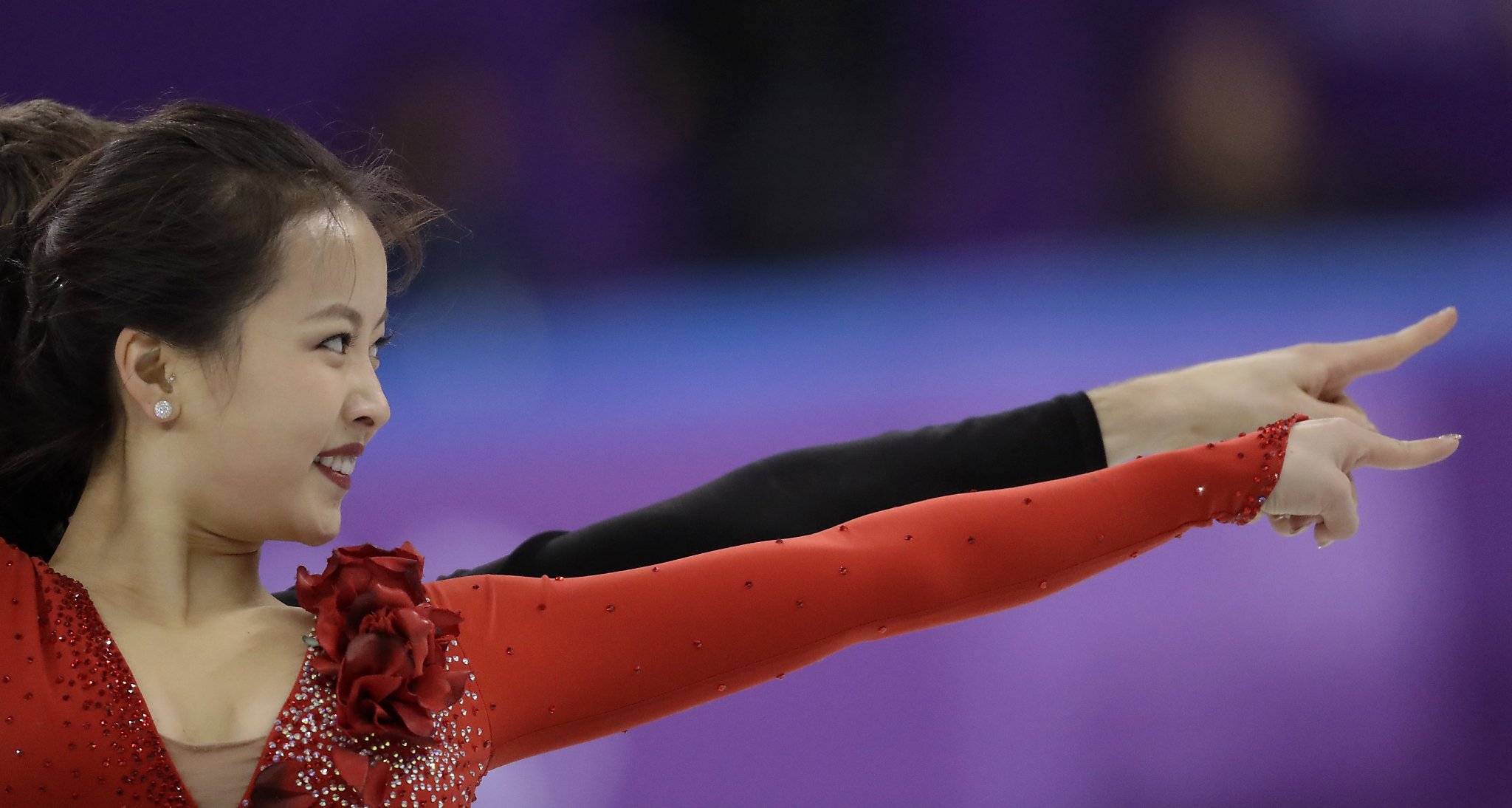 Ice dancer expertly plays off wardrobe malfunction during Olympics  performance