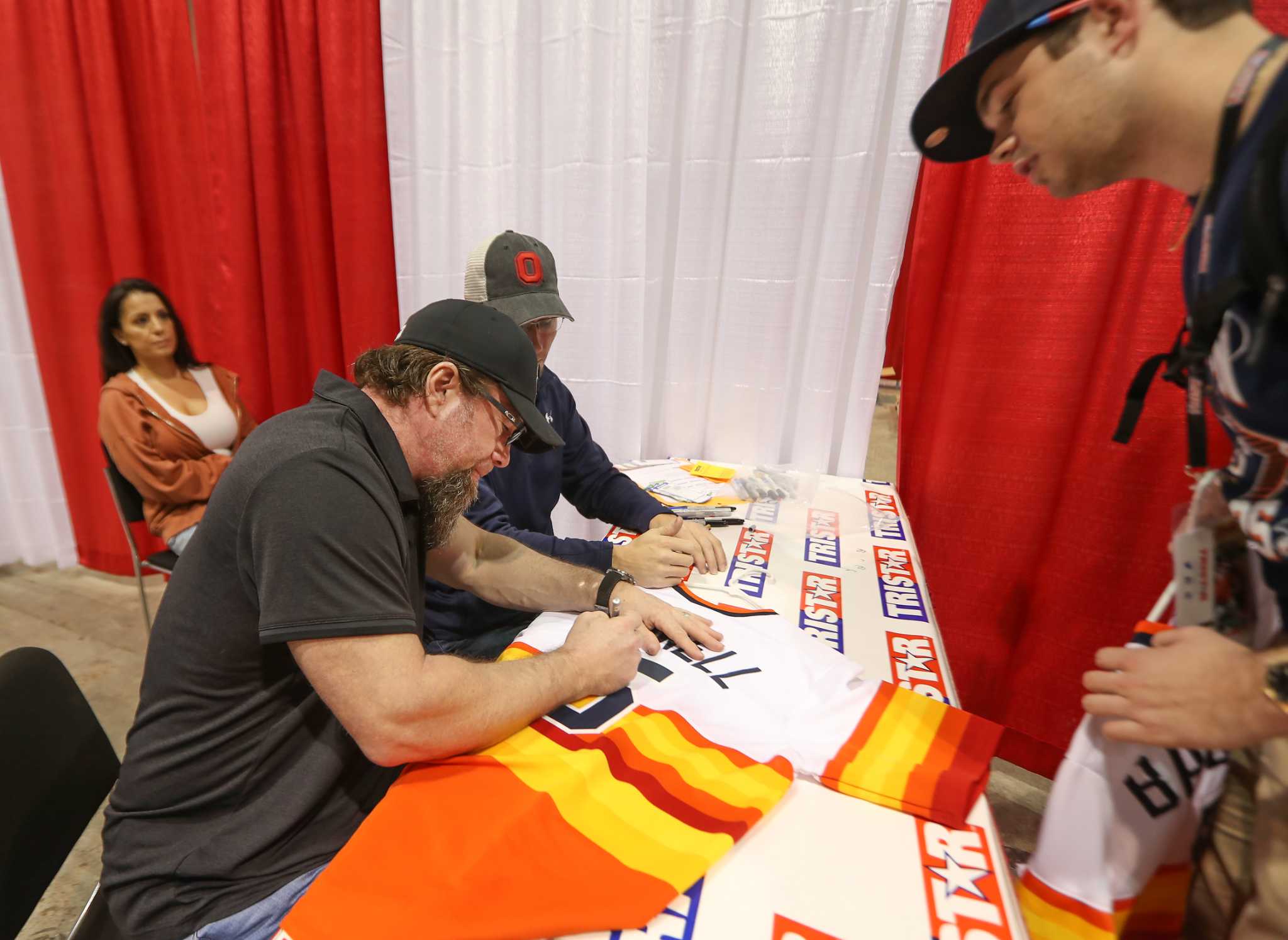 Current, former Astros stars sign autographs at Houston Collectors Show