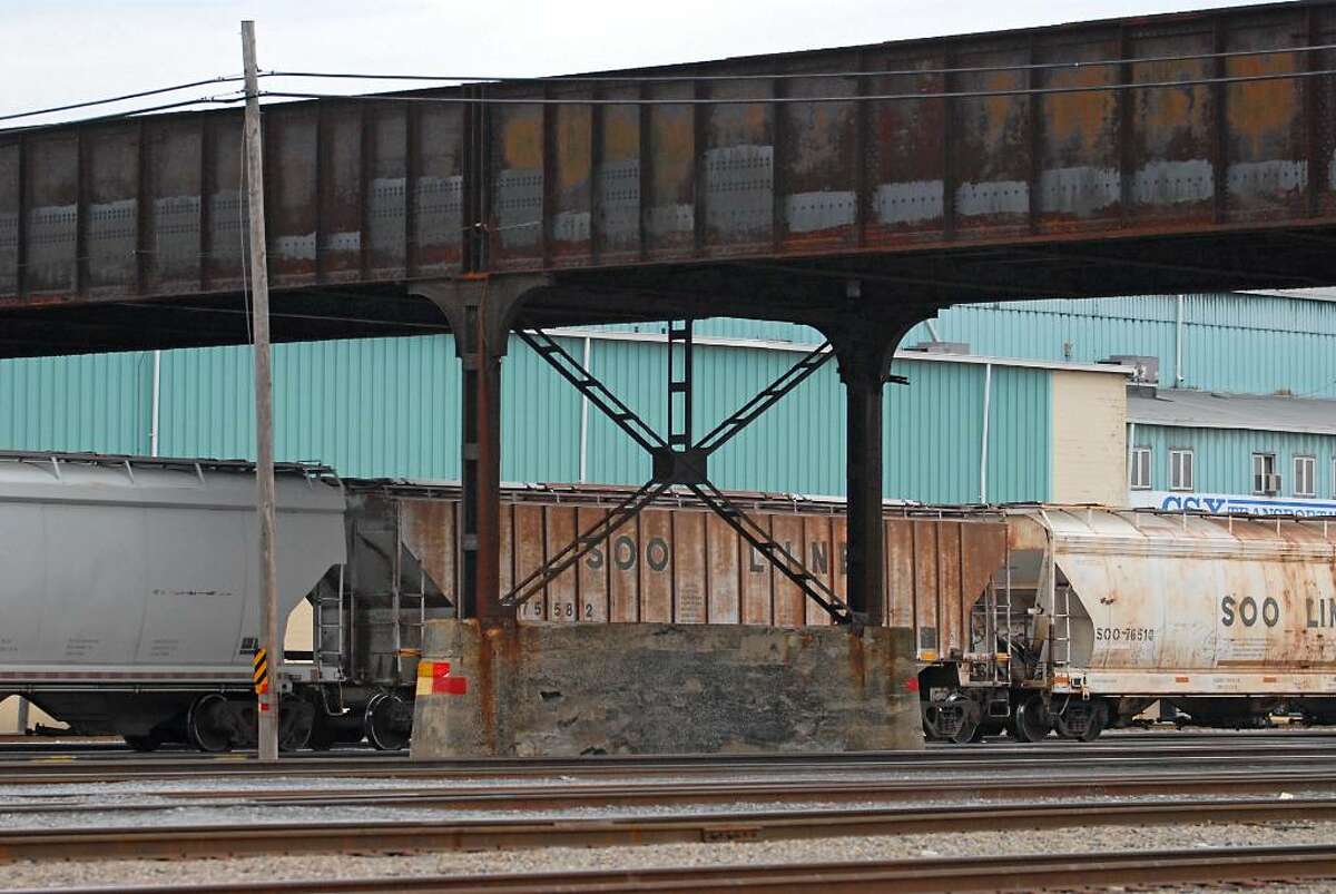 The span over the CSX rail yard in Selkirk had a rating of 3.37, according to the DOT. (Lori Van Buren/Times Union)