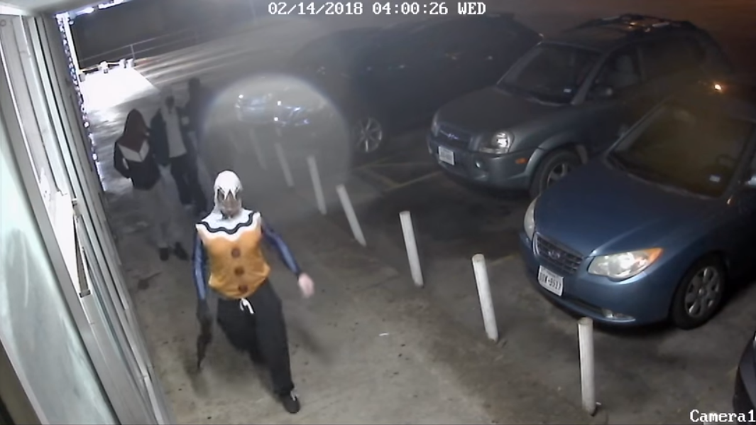 Police Men stormed Fort Worth game room, robbed customers and shot woman