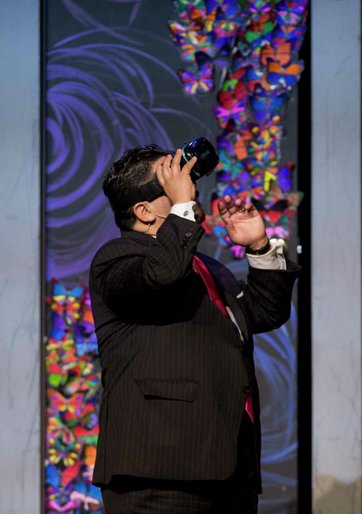 HISD Superintendent Richard Carranza uses virtual reality goggles to take a tour of of the districts' schools as he spoke to roughly 1,500 members of Houston's business, non-profit- and faith-based community in attendance for the annual State of the Schools address at Hilton Americas Hotel Thursday, Feb. 15, 2018, in Houston.