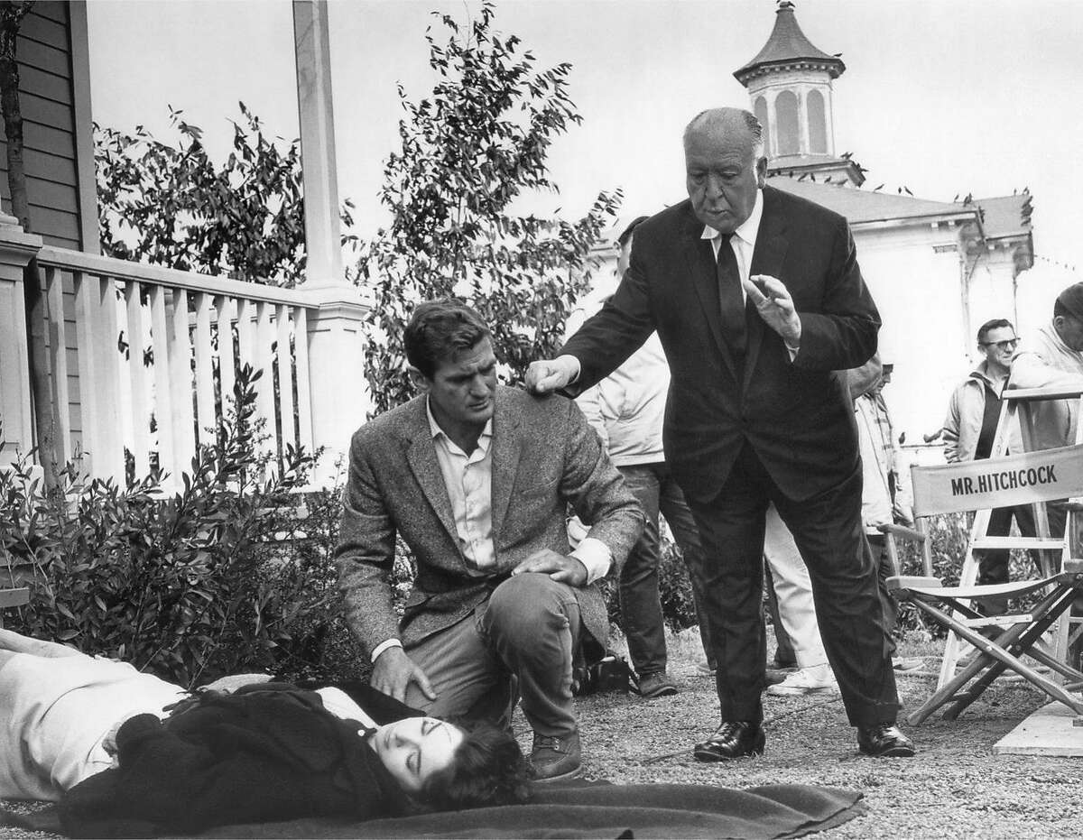 在《群鸟》的拍摄现场，阿尔弗雷德·希区柯克(Alfred Hitchcock)导演罗德·泰勒(Rod Taylor)跪在苏珊娜·普莱舍特(Suzanne Pleshette)面前。
