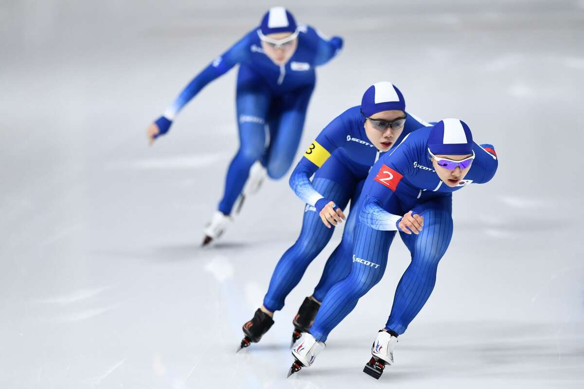 (Front to back) South Korea's Kim Bo-Reum, Park Ji Woo and  Noh Seon-Yeong compete in the women's team pursuit speed skating event during the Pyeongchang 2018 Winter Olympic Games at the Gangneung Oval in Gangneung on February 19, 2018.