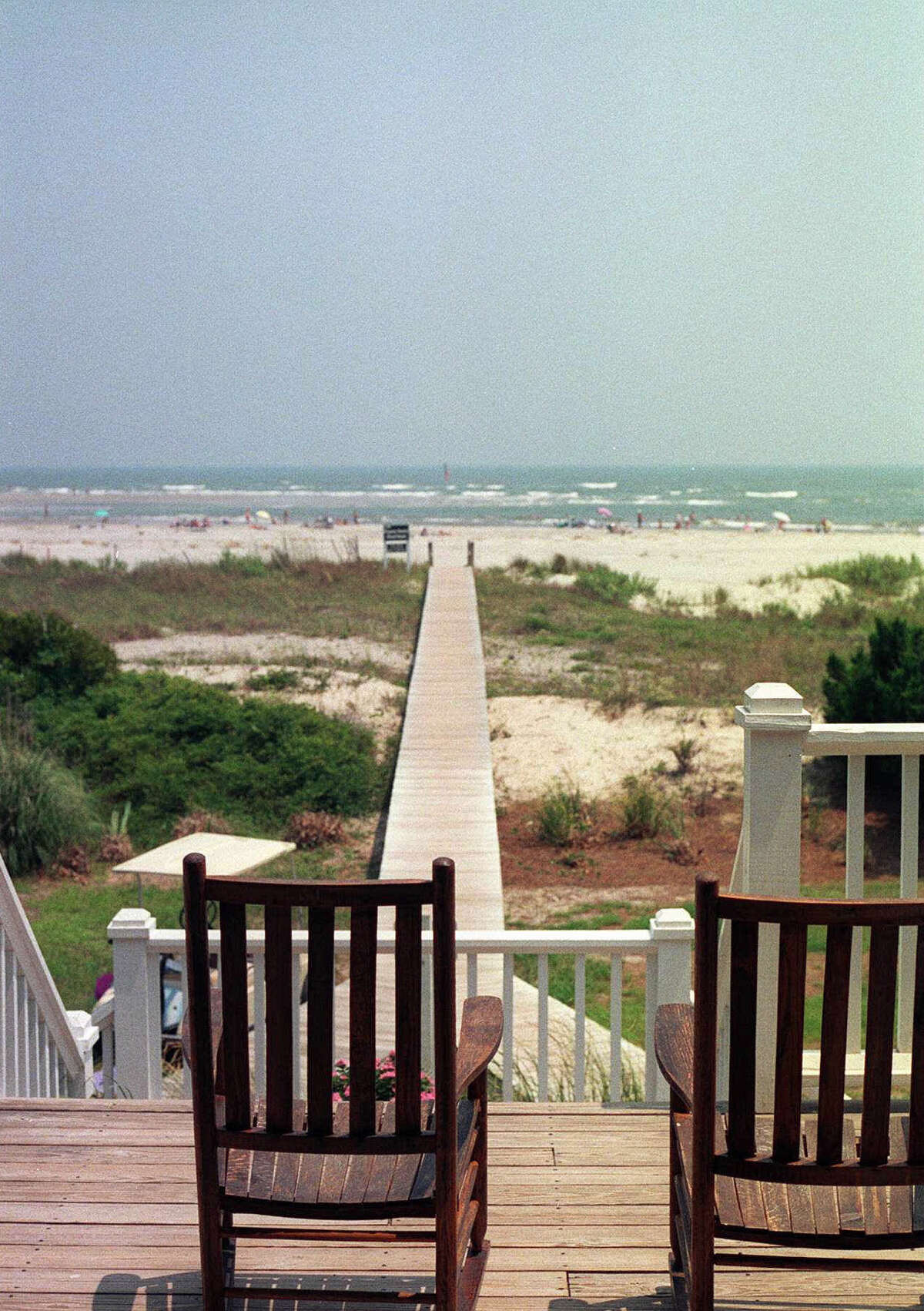 KRT TRAVEL STORY SLUGGED: PALMS KRT PHOTOGRAPH VIA THE CHARLOTTE OBSERVER (KRT12-Aug. 26) Beaches at Wild Dunes, north of Charleston, South Carolina, on the Isle of Palms, look straight from a PBS nature special. There are no crowds at this gated resort community's beaches, just crabs and gulls playing hide and seek. (jdl11324) 1996 (COLOR) (Additional photo available on KRT/Presslink or upon request.)