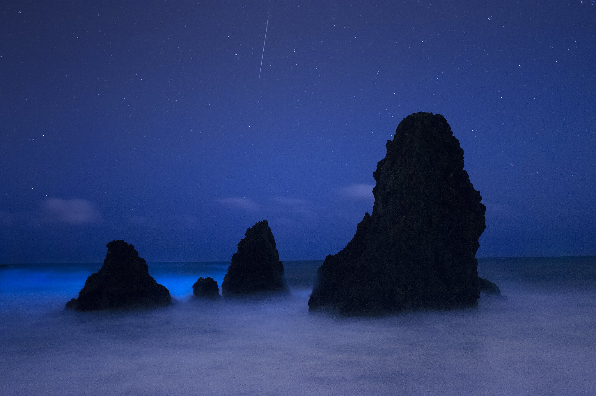 Rare phenomenon sets tide waters aglow at Rodeo Beach