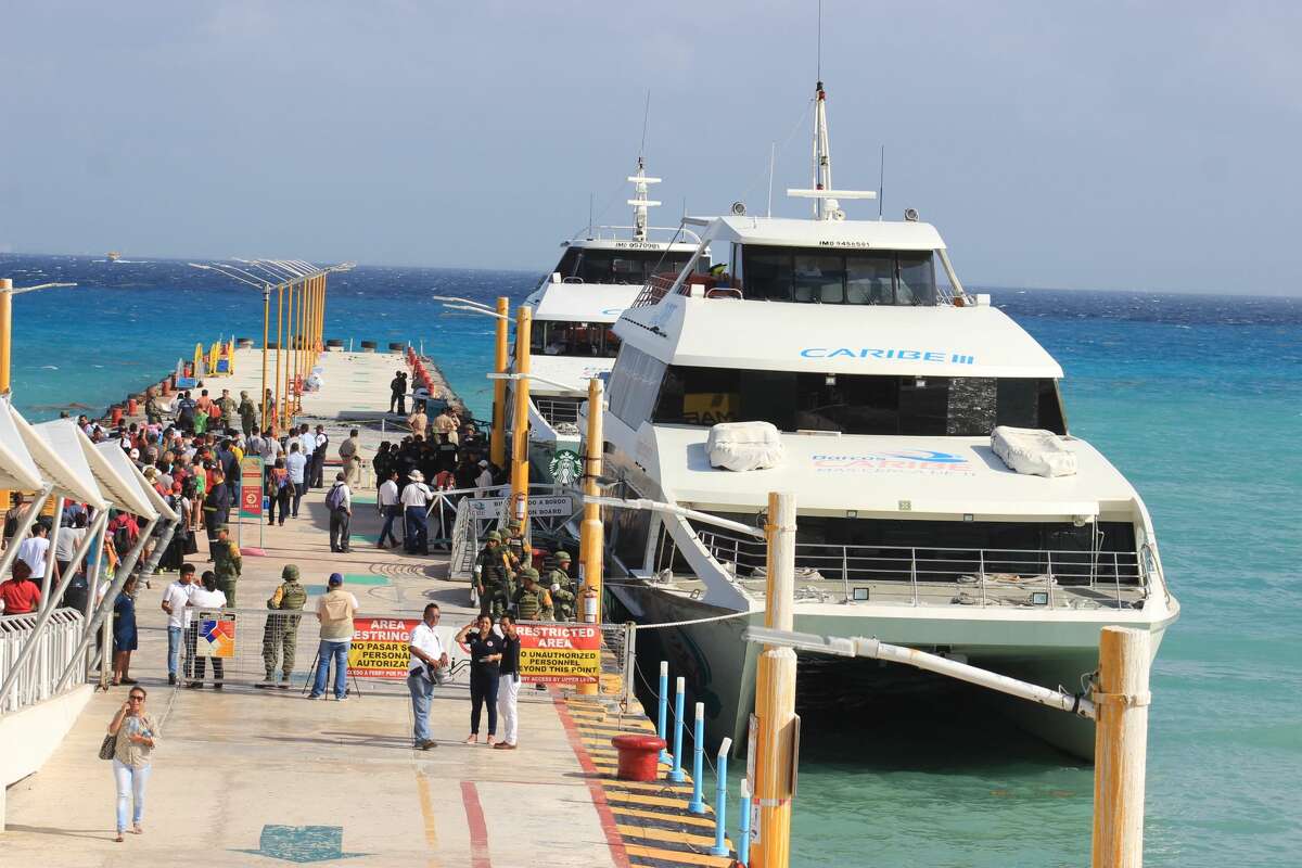 Federal police officers and army soldiers arrive at the dock where an explosion occurred on a ferry in Playa del Carmen, Quintana Roo state, Mexico on February 21, 2018. An explosion, apparently caused by a mechanical failure, on a ferry that runs between the touristic Playa del Carmen and the island of Cozumel, in the Mexican Caribbean, left three Canadians and 15 Mexicans injured on Wednesday, local authorities reported. / AFP PHOTO / STR (Photo credit should read STR/AFP/Getty Images)