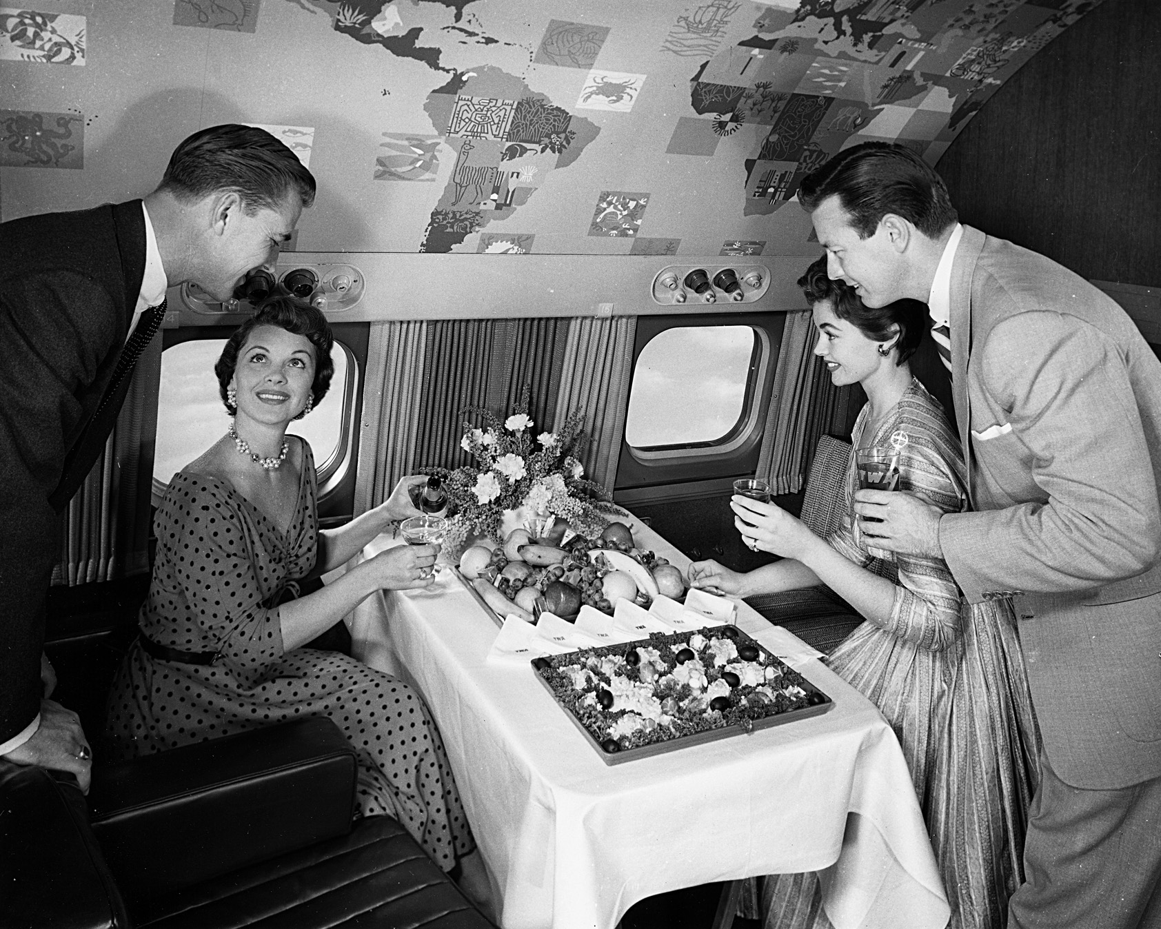 A fascinating story. 1950s. Золотой век гражданской авиации. 1950s Family. Aviation food 1950s.