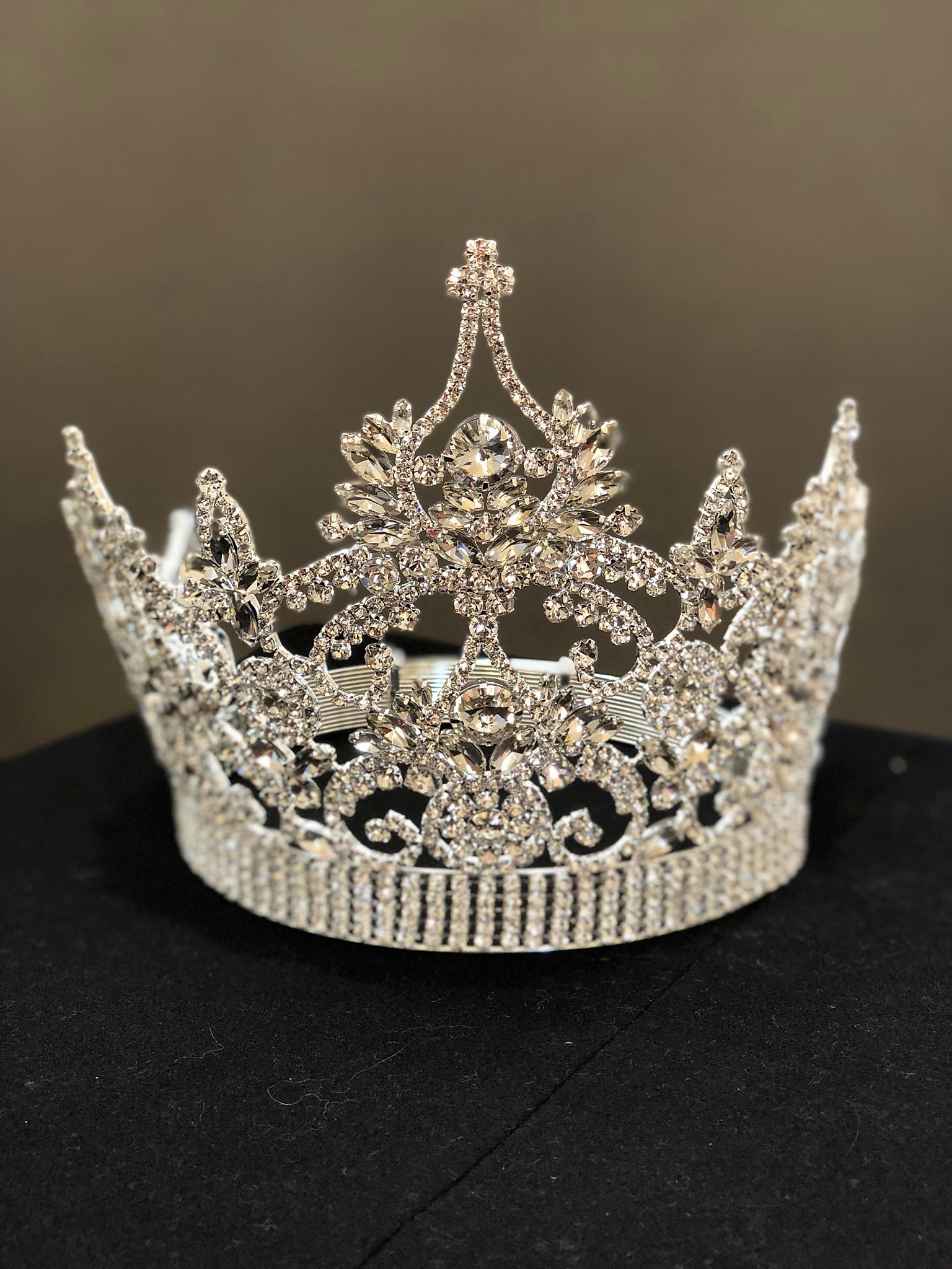 фото белой короны. корона тиара боевая. корона из кристаллов. корона для невесты маленькая. красивая диадема принцессы.