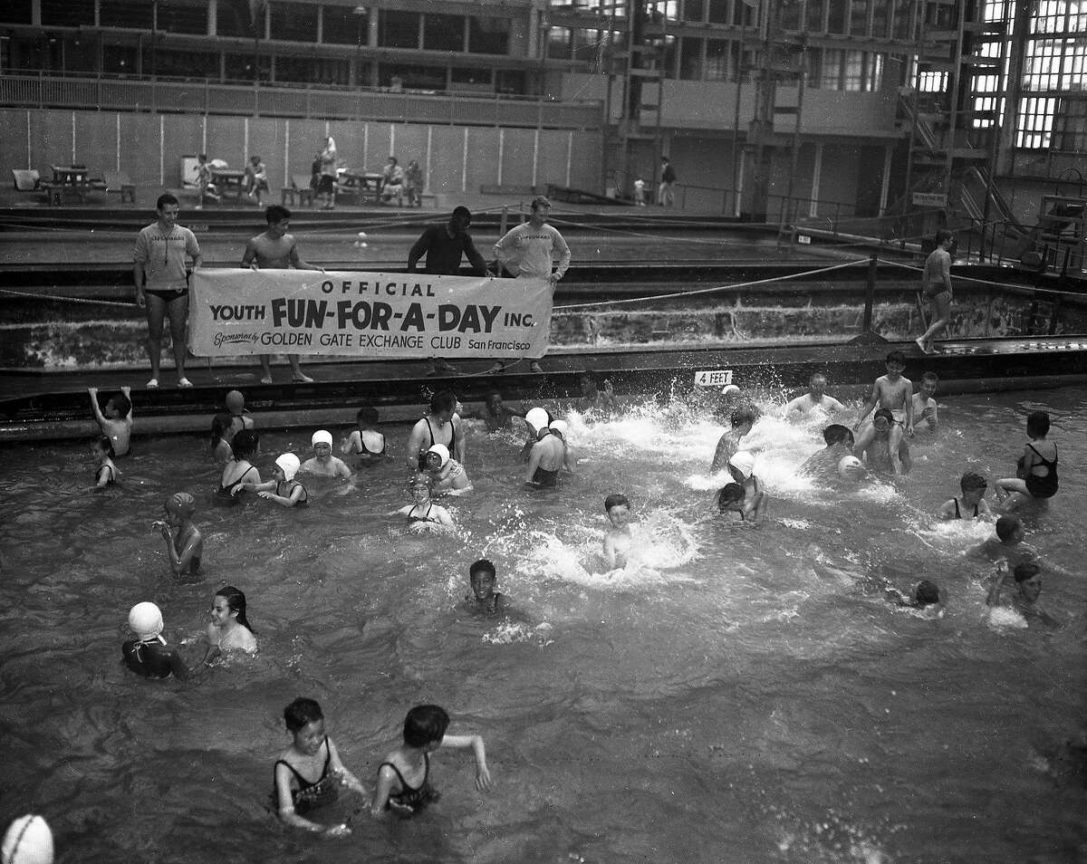 旧金山交流俱乐部赞助了一个有趣的一天的活动在苏特罗浴场。1953年8月7日