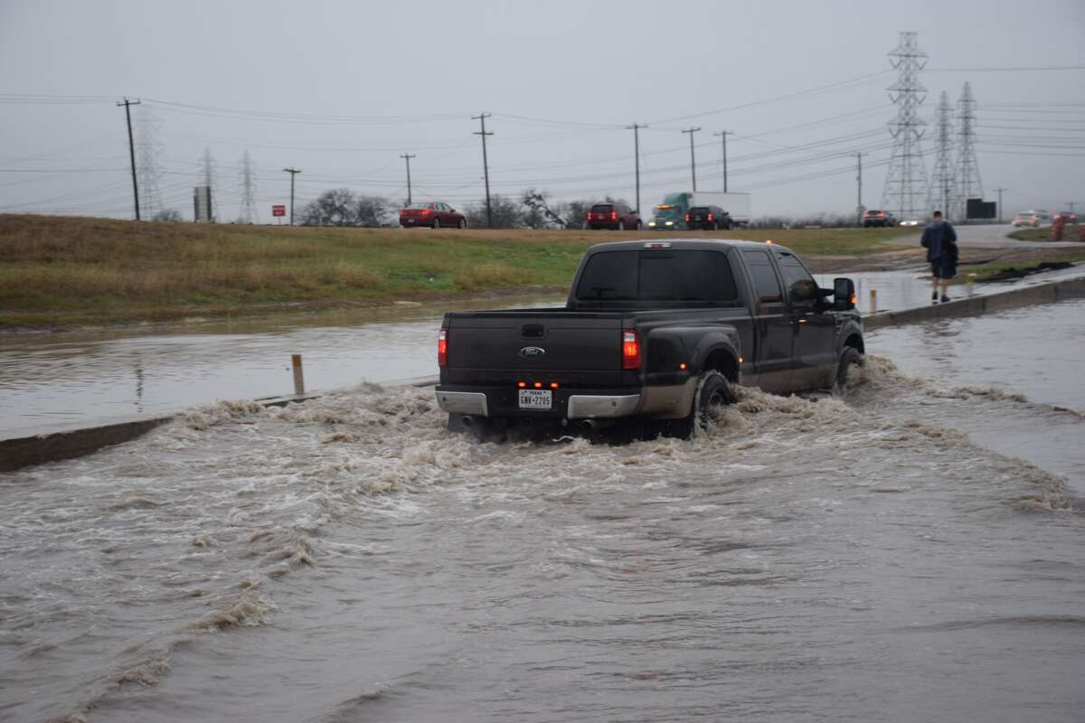 Heavy rainfall hits San Antonio, causing flooding on major highway