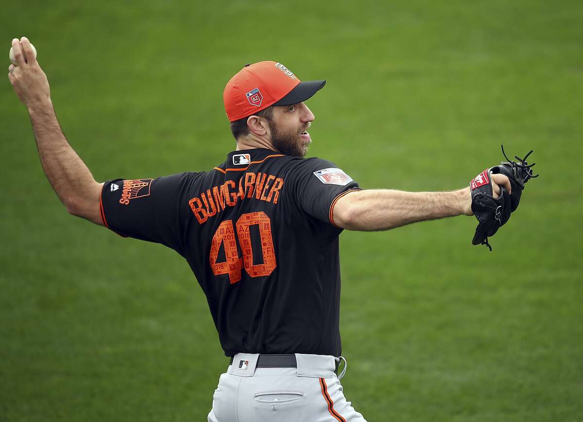 Luis Tiant admires Giants' Johnny Cueto