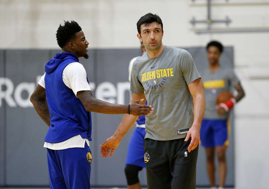 Jordan Bell, (left) and Zaza Pachulia at the Warriors practice facility in Oakland, Calif., on Fri. Feb. 23, 2018. Photo: Michael Macor, The Chronicle