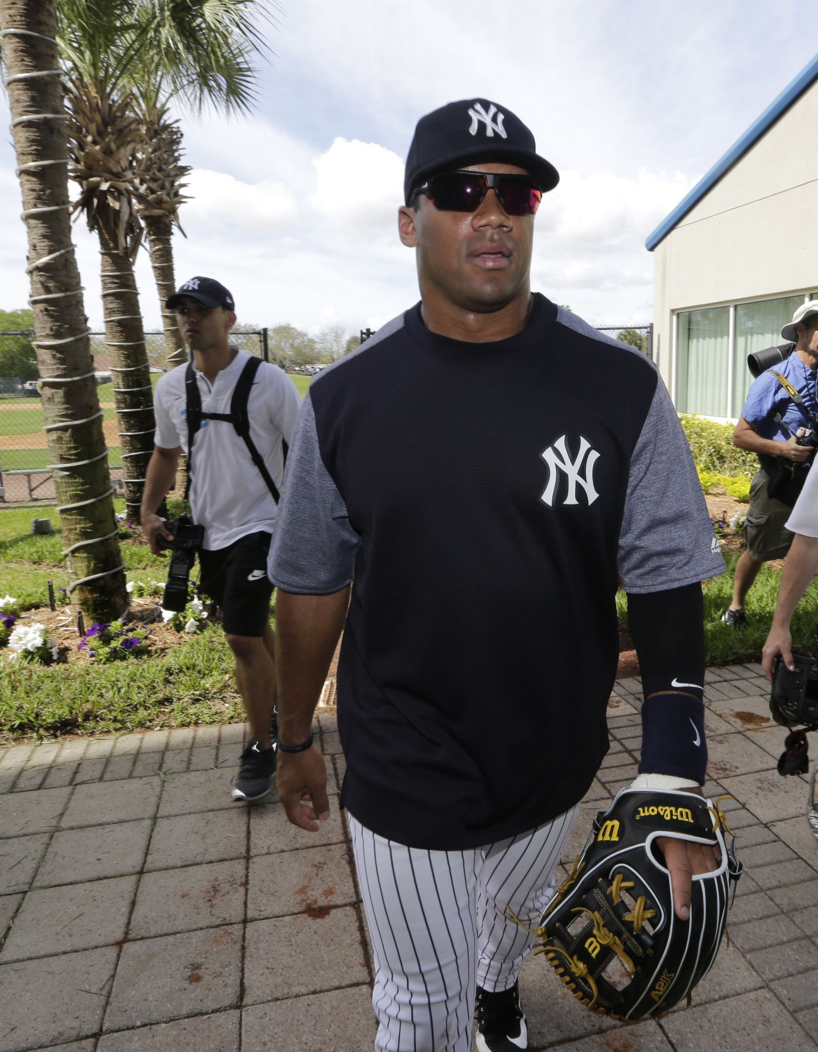 Pinstripe passer: Russell Wilson works out with Yankees