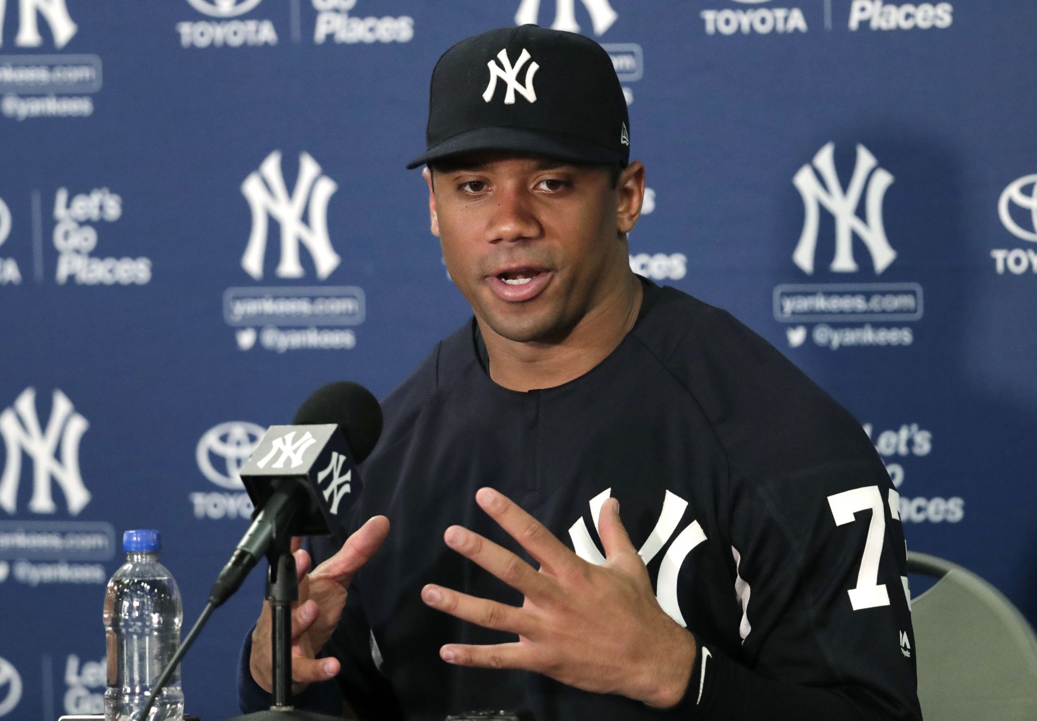 Pinstripe passer: Seahawks QB Wilson works out with Yankees