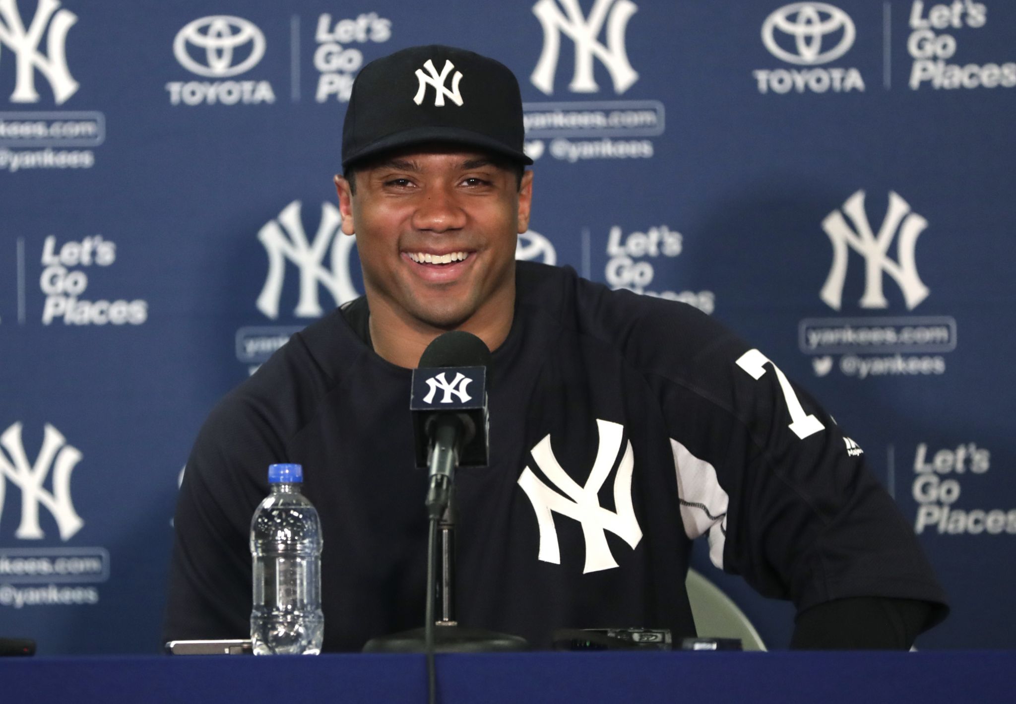 Pinstripe passer: Russell Wilson works out with Yankees