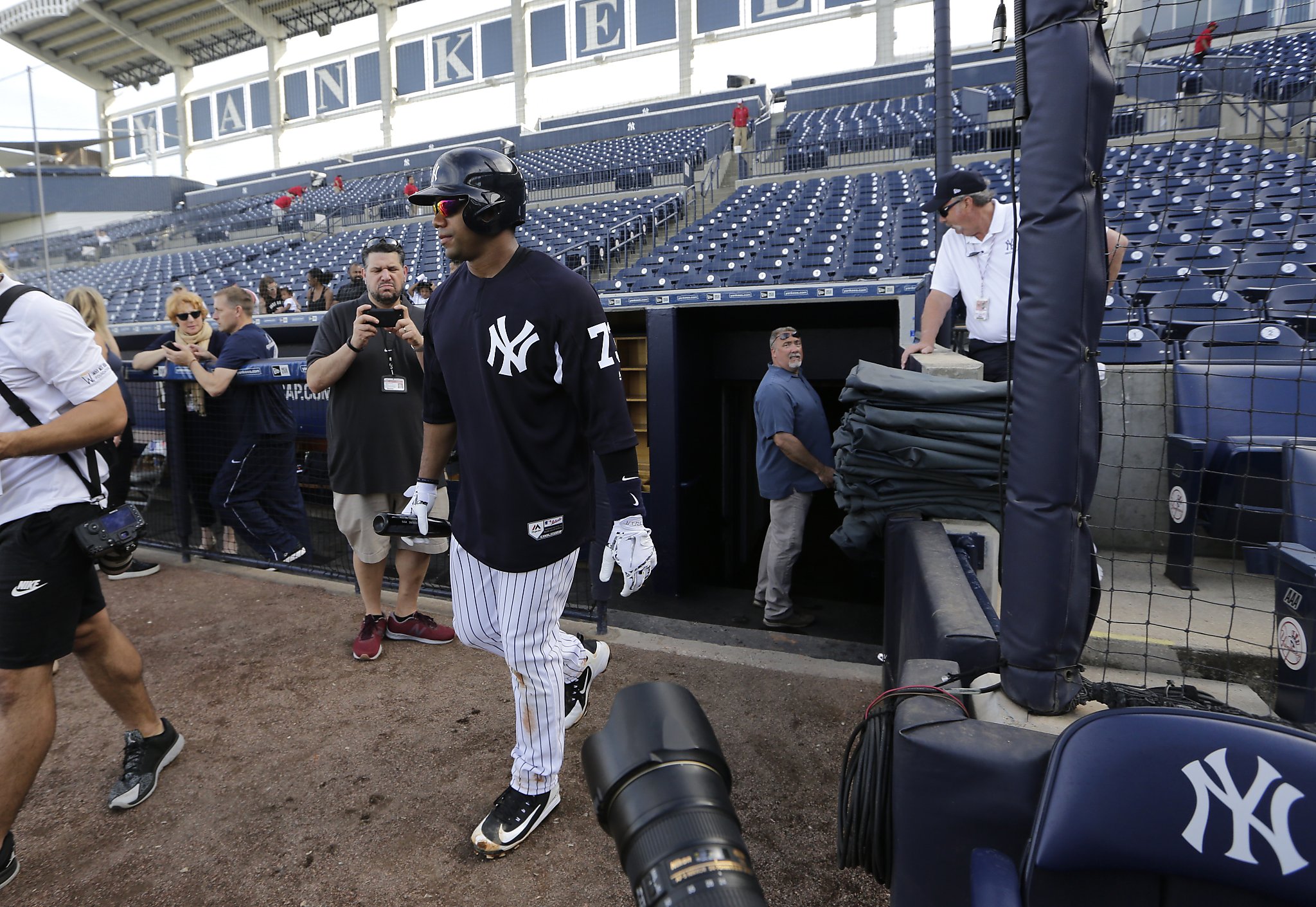 Seahawks QB Russell Wilson strikes out on 93-mph in first Yankees at-bat –  New York Daily News