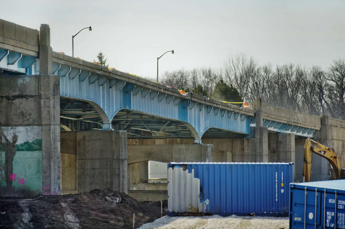 Construction crews work on the M-20 bridge on Tuesday, Feb. 27, 2018 in Midland. (Katy Kildee/kkildee@mdn.net)
