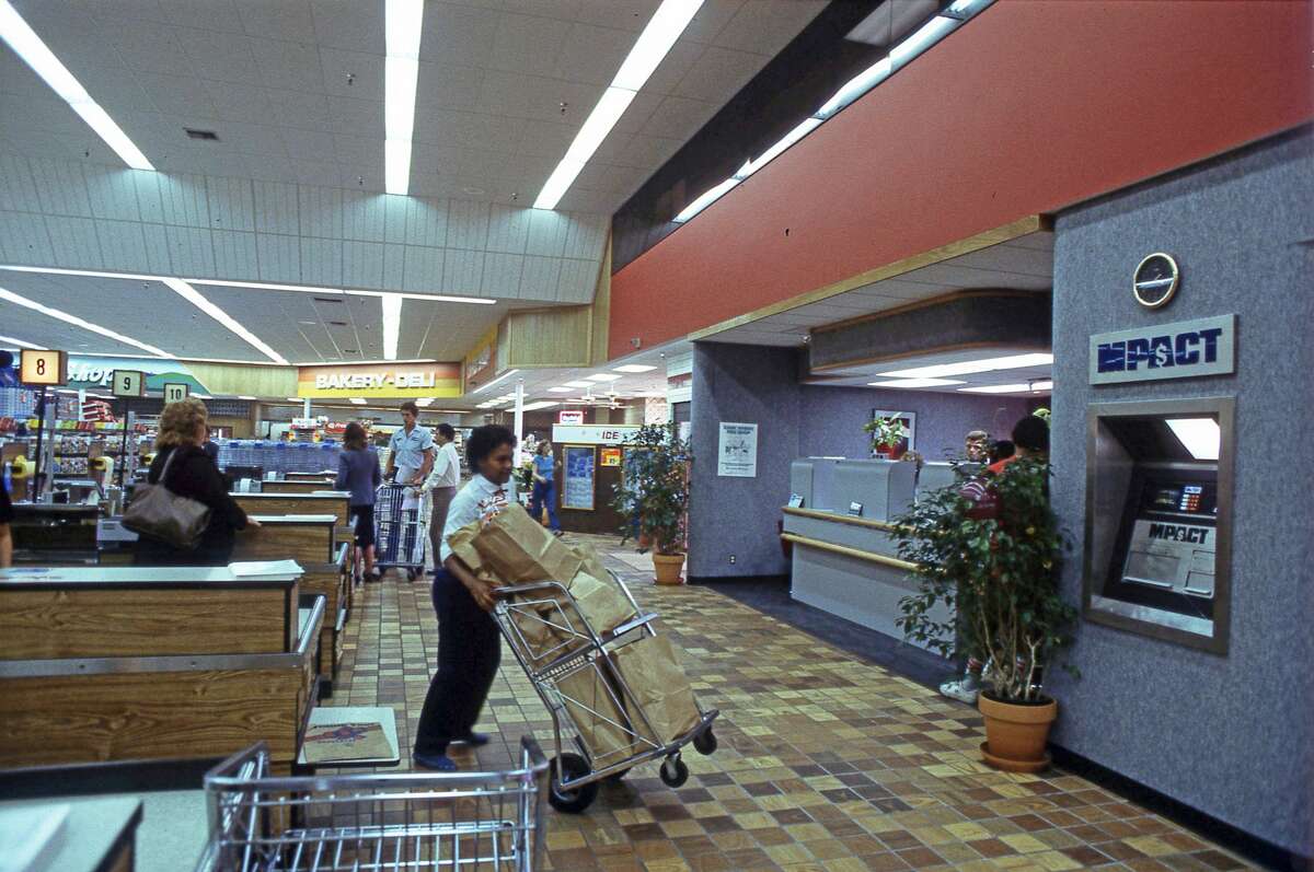 Aug. 9, 1984 Commonwealth Bank branch in Randall's supermarket on Saums Road.