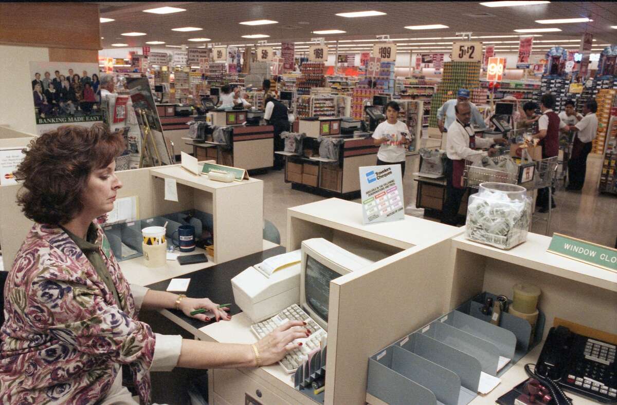Oct. 6, 1992 Behind the bank counter at Citizens National Bank branch in Kroger's on Texas 6 in Sugar Land