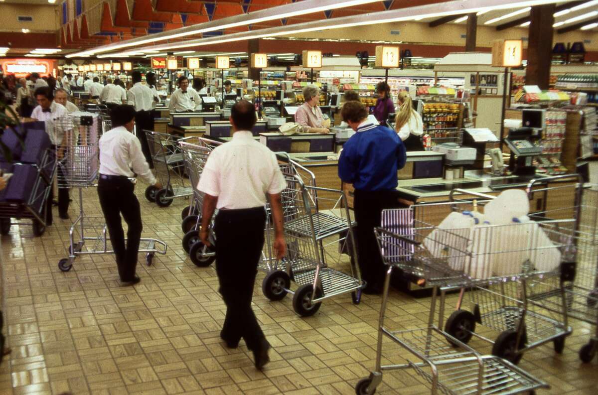November 1985Checkout lanes at Randall's supermarket, S. Voss at Woodway
