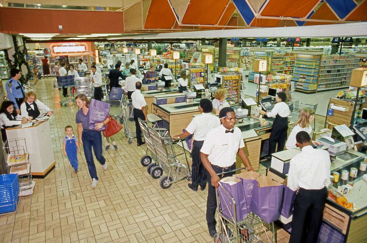 November 1985Checkout lanes at Randall's supermarket, S. Voss at Woodway