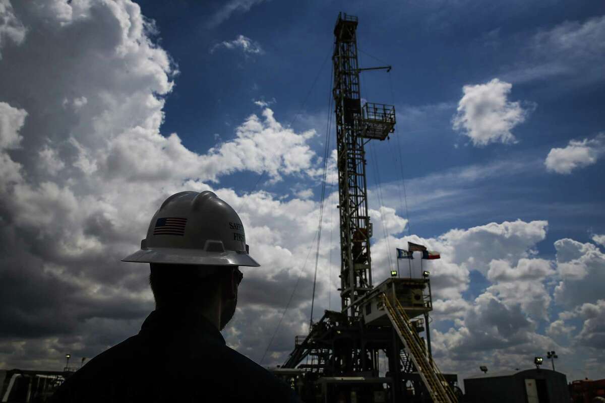 A Diamondback Energy oil rig drills for oil and gas Wednesday, Sept. 14, 2016 outside of Midland. ( Michael Ciaglo / Houston Chronicle )