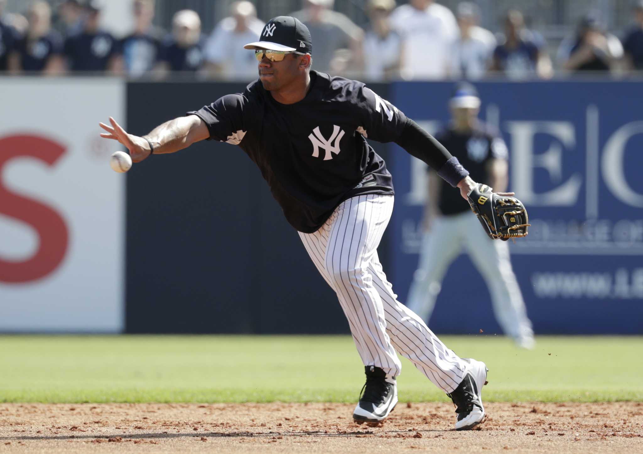 Russell Wilson throws out first pitch at Mariners-Yankees game 