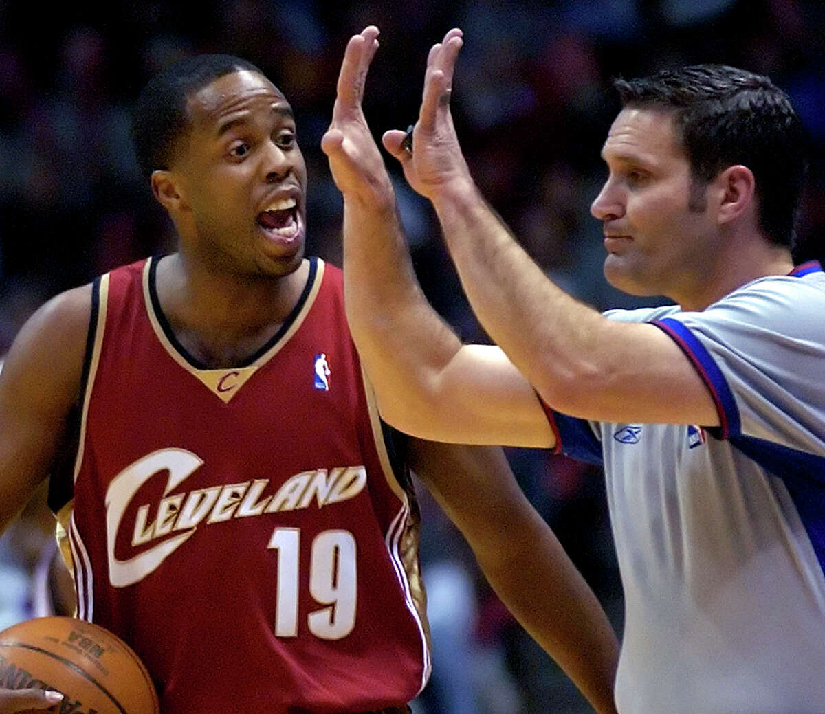 Cavaliers suspend J.R. Smith for throwing bowl of soup at Damon Jones