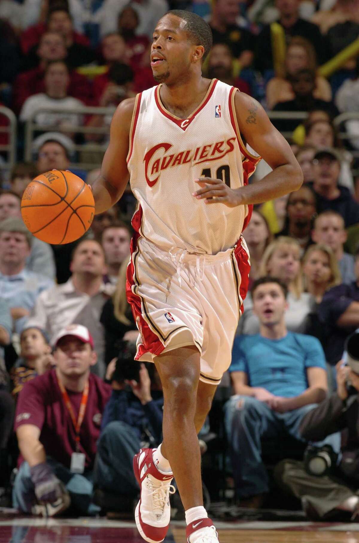 Cavaliers suspend J.R. Smith for throwing bowl of soup at Damon Jones