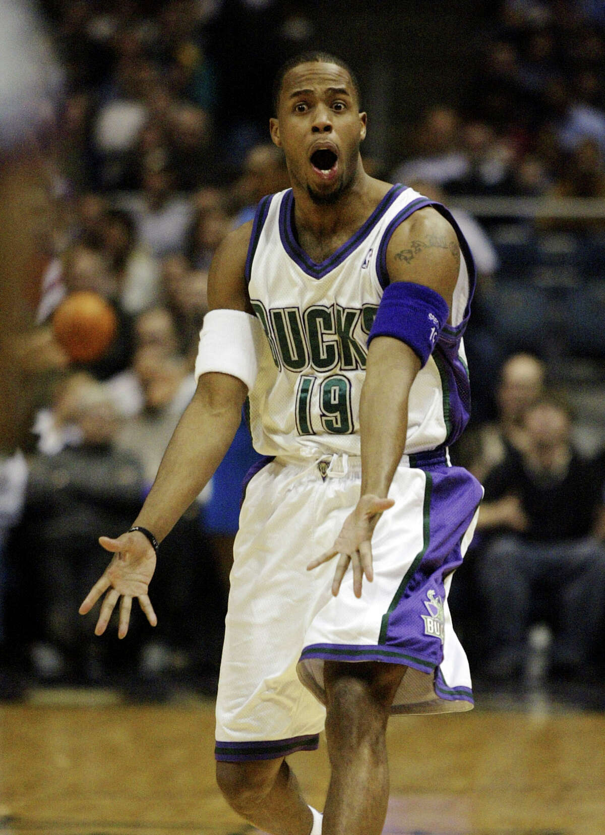 Cavaliers suspend J.R. Smith for throwing bowl of soup at Damon Jones