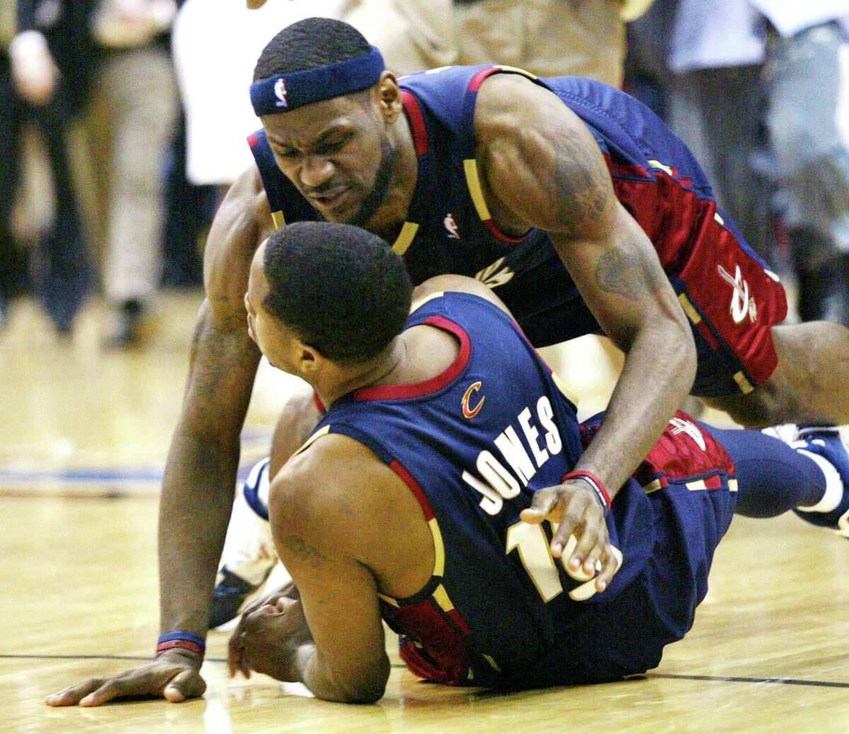 Cavaliers suspend J.R. Smith for throwing bowl of soup at Damon Jones