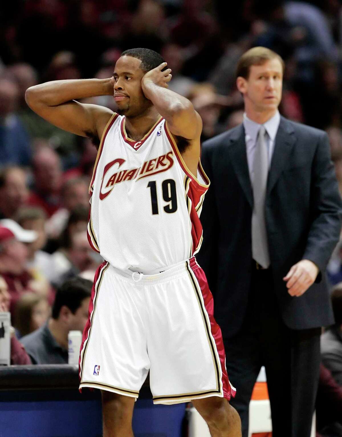 Cavaliers suspend J.R. Smith for throwing bowl of soup at Damon Jones