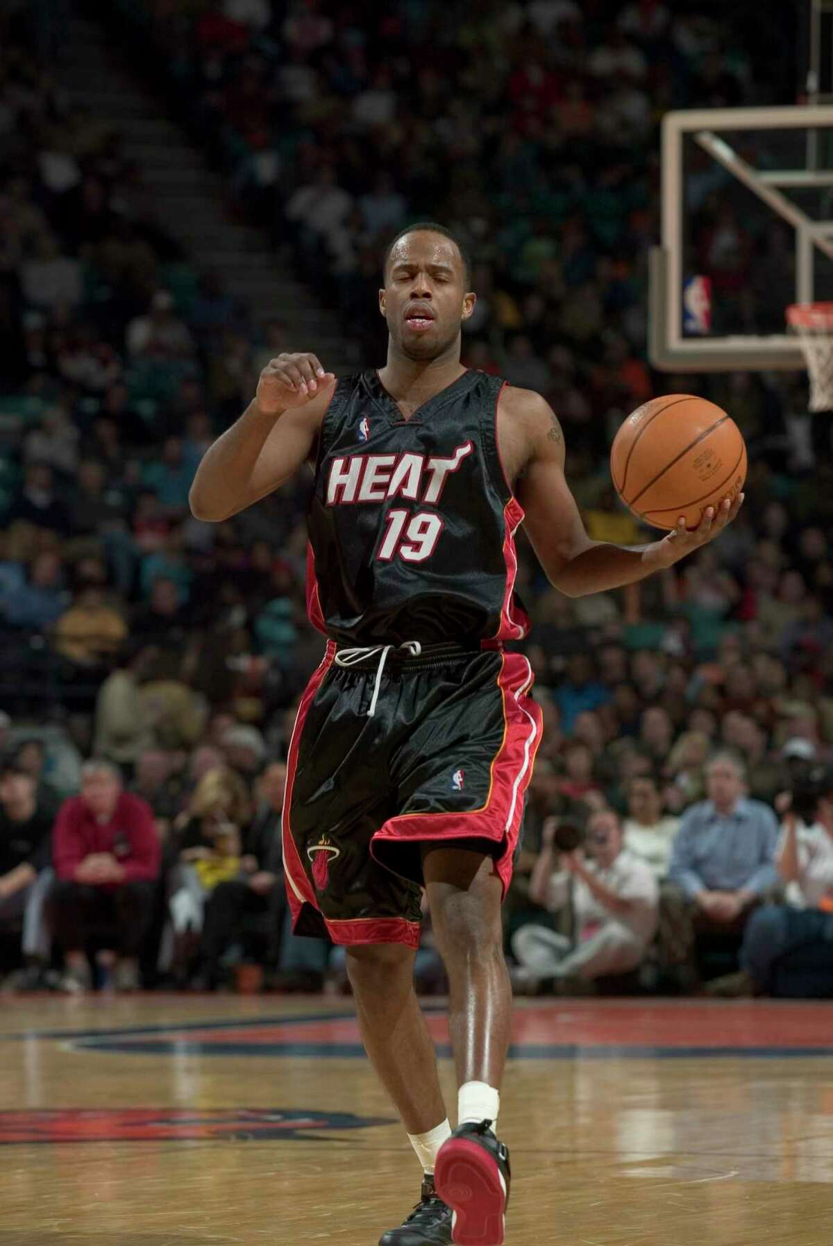 Cavaliers suspend J.R. Smith for throwing bowl of soup at Damon Jones