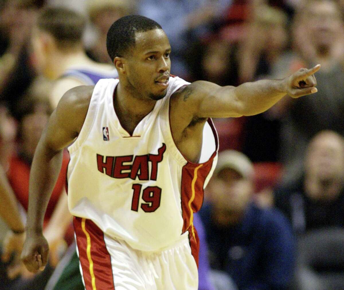 Cavaliers suspend J.R. Smith for throwing bowl of soup at Damon Jones