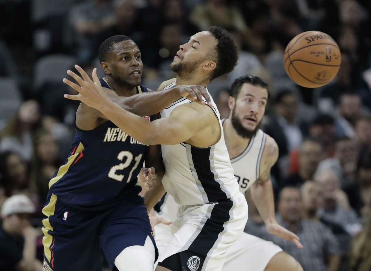 New Orleans Pelicans forward Darius Miller (21) passes the ball around San Antonio Spurs forward Kyle Anderson (1) during the second half of an NBA basketball game, Wednesday, Feb. 28, 2018, in San Antonio. New Orleans won 121-116. (AP Photo/Eric Gay)