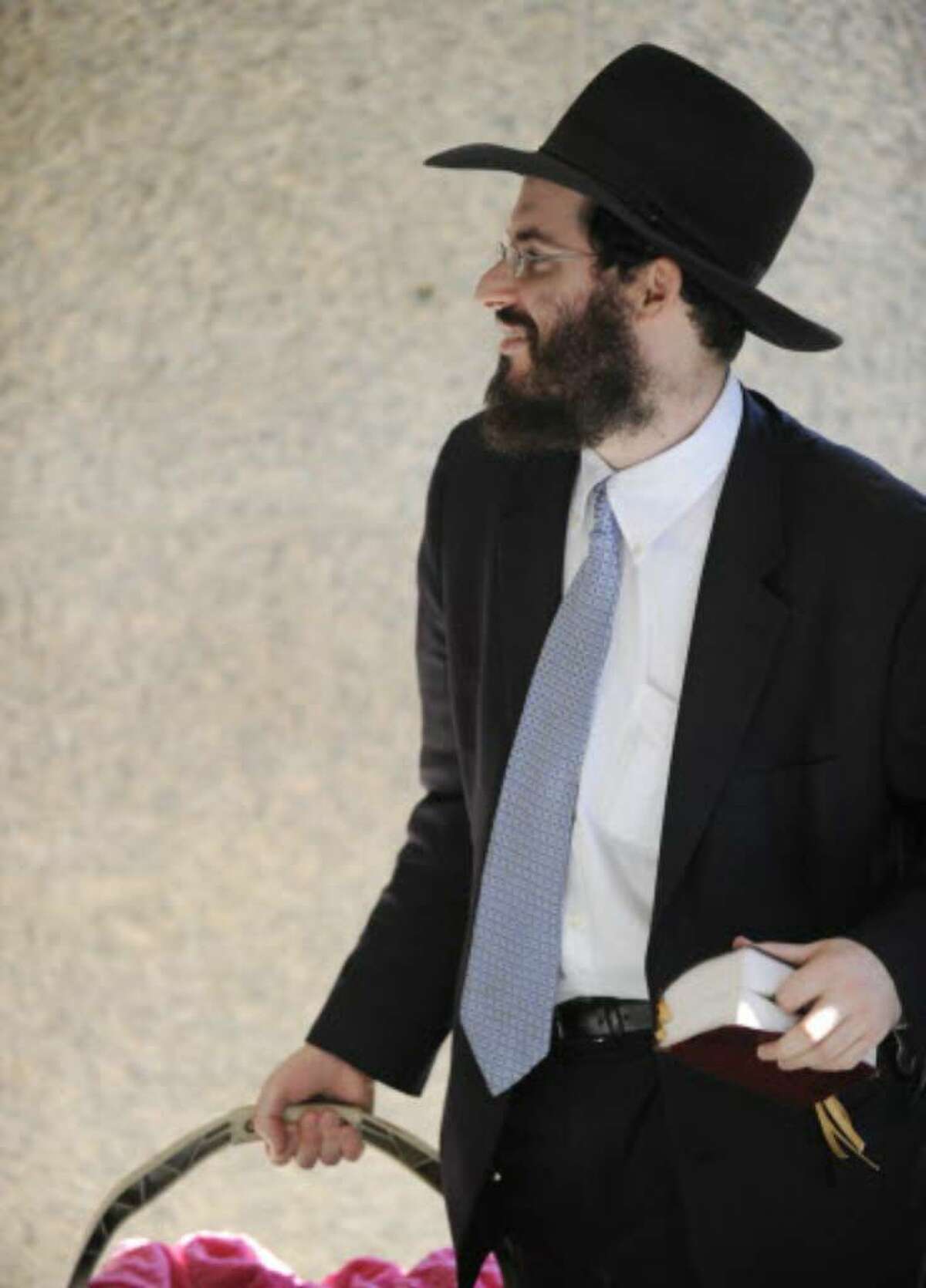 Rabbi Yaakov Weiss at Albany City Court on Oct. 7, 2008 as he awaited his appearance to answer charges on alleged sex abuse charges stemming from alleged incidents involving a 13-year-old boy. (File photo)