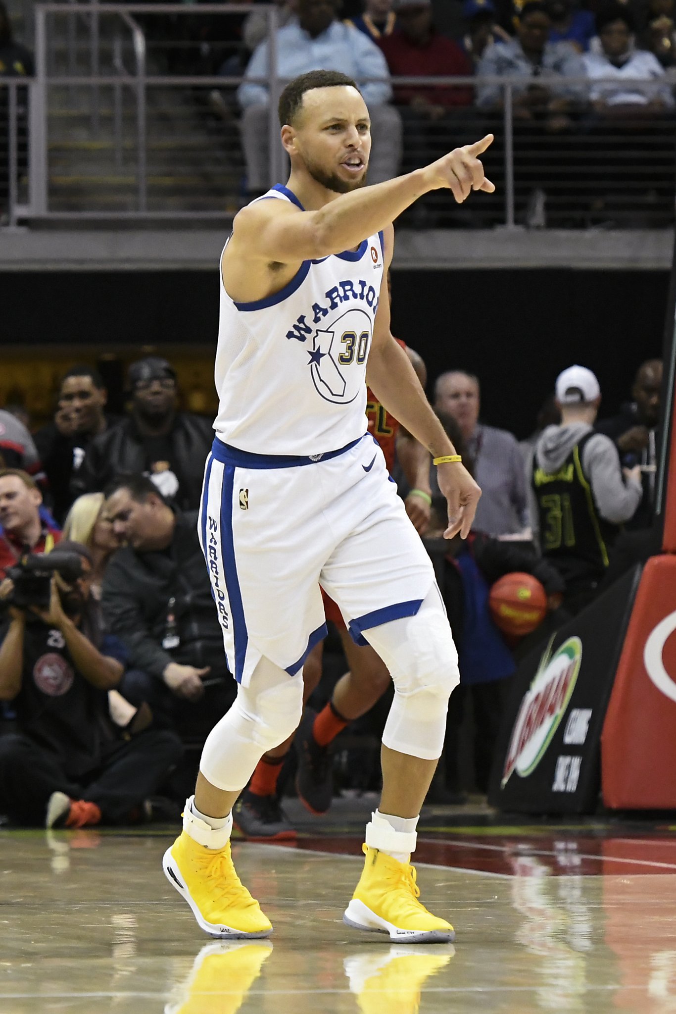 Warriors' Stephen Curry tweaks ankle in win over Hawks