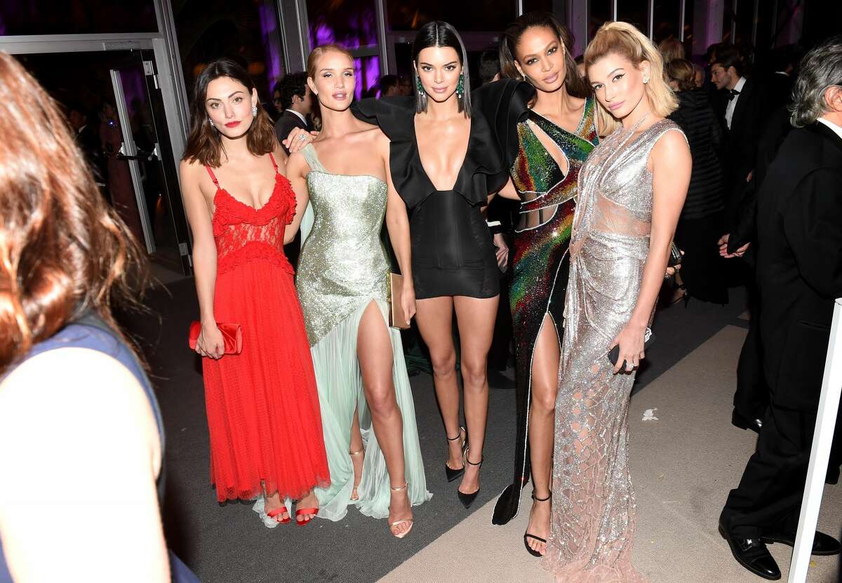 (L-R) Phoebe Tonkin, Rosie Huntington-Whiteley, Kendall Jenner, Joan Smalls and Hailey Baldwin attend the 2018 Vanity Fair Oscar Party hosted by Radhika Jones at Wallis Annenberg Center for the Performing Arts on March 4, 2018 in Beverly Hills, California. (Photo by Nicholas Hunt/VF18/WireImage)