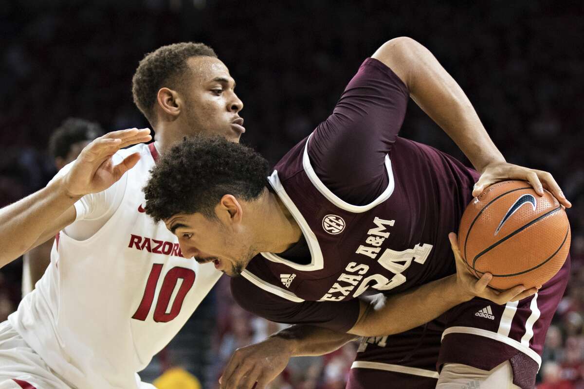 FAYETTEVILLE, AR - FEBRUARY 17: Tyler Davis #34 of the Texas A&M Aggies looks to drive against Daniel Gafford #10 of the Arkansas Razorbacks at Bud Walton Arena on February 17, 2018 in Fayetteville, Arkansas. (Photo by Wesley Hitt/Getty Images)