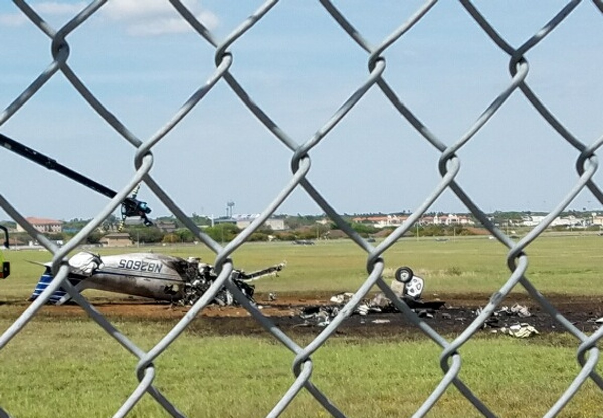 Video Two people killed when plane crashes, explodes at Laredo airport