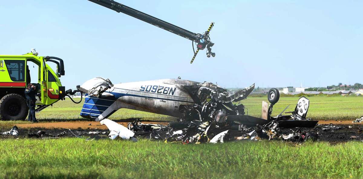 Video Two people killed when plane crashes, explodes at Laredo airport