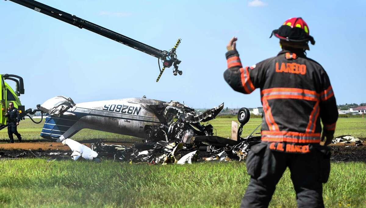 Video Two people killed when plane crashes, explodes at Laredo airport