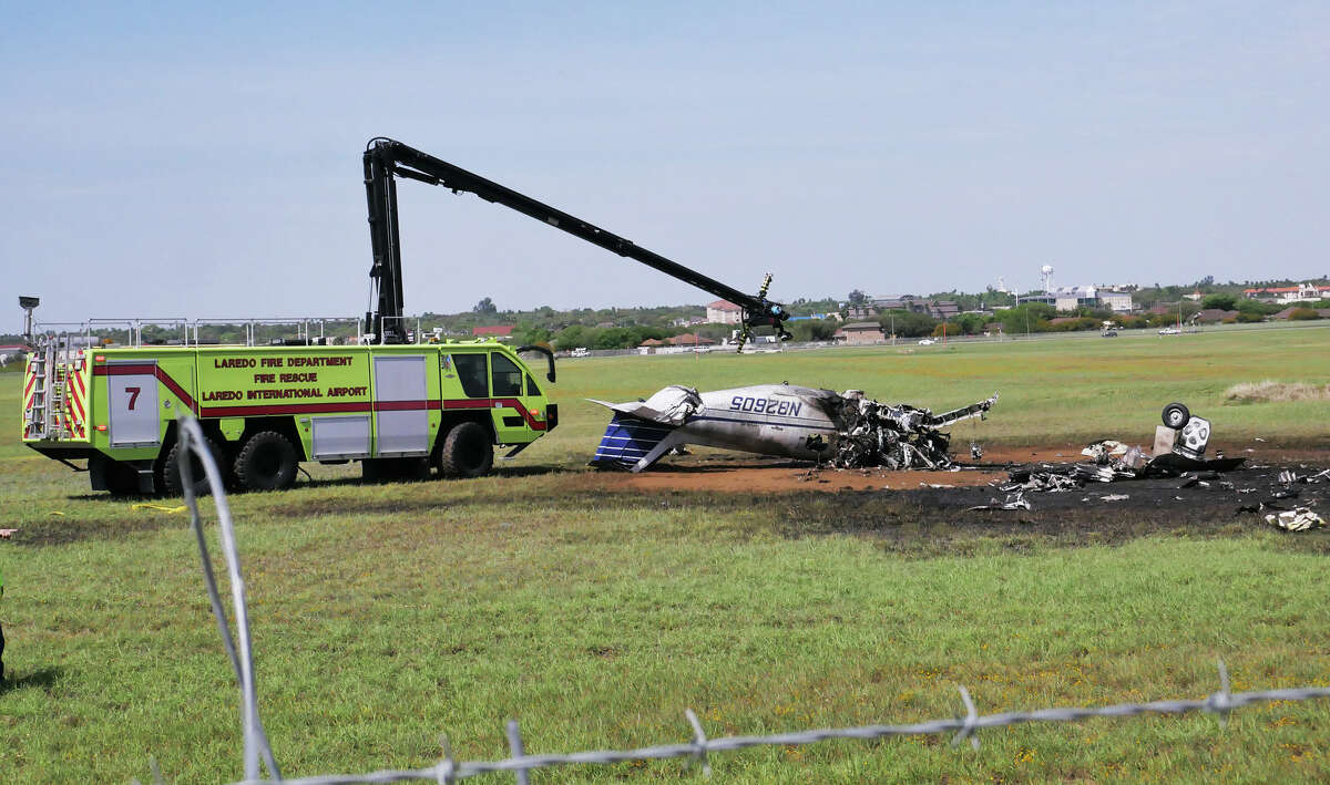 Video Two people killed when plane crashes, explodes at Laredo airport